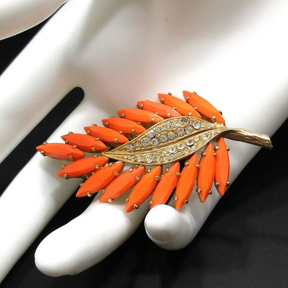 Vintage 1950s Leaf Brooch, Bright Orange Rhinestones, Gold Plated - Picture 3 of 10